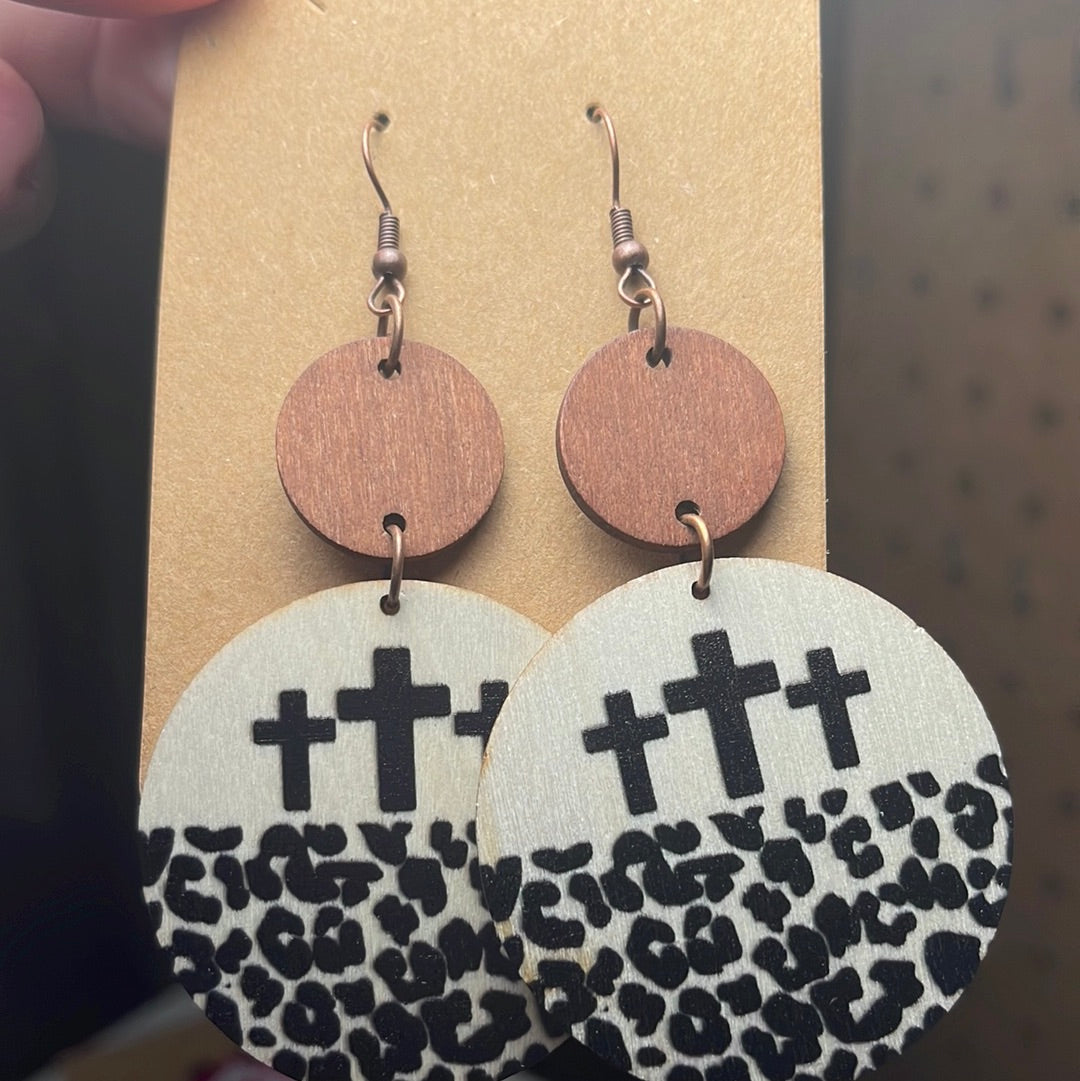 Wood round cross leopard print