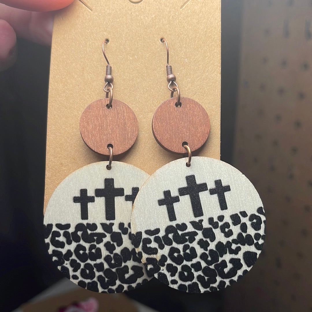 Wood round cross leopard print